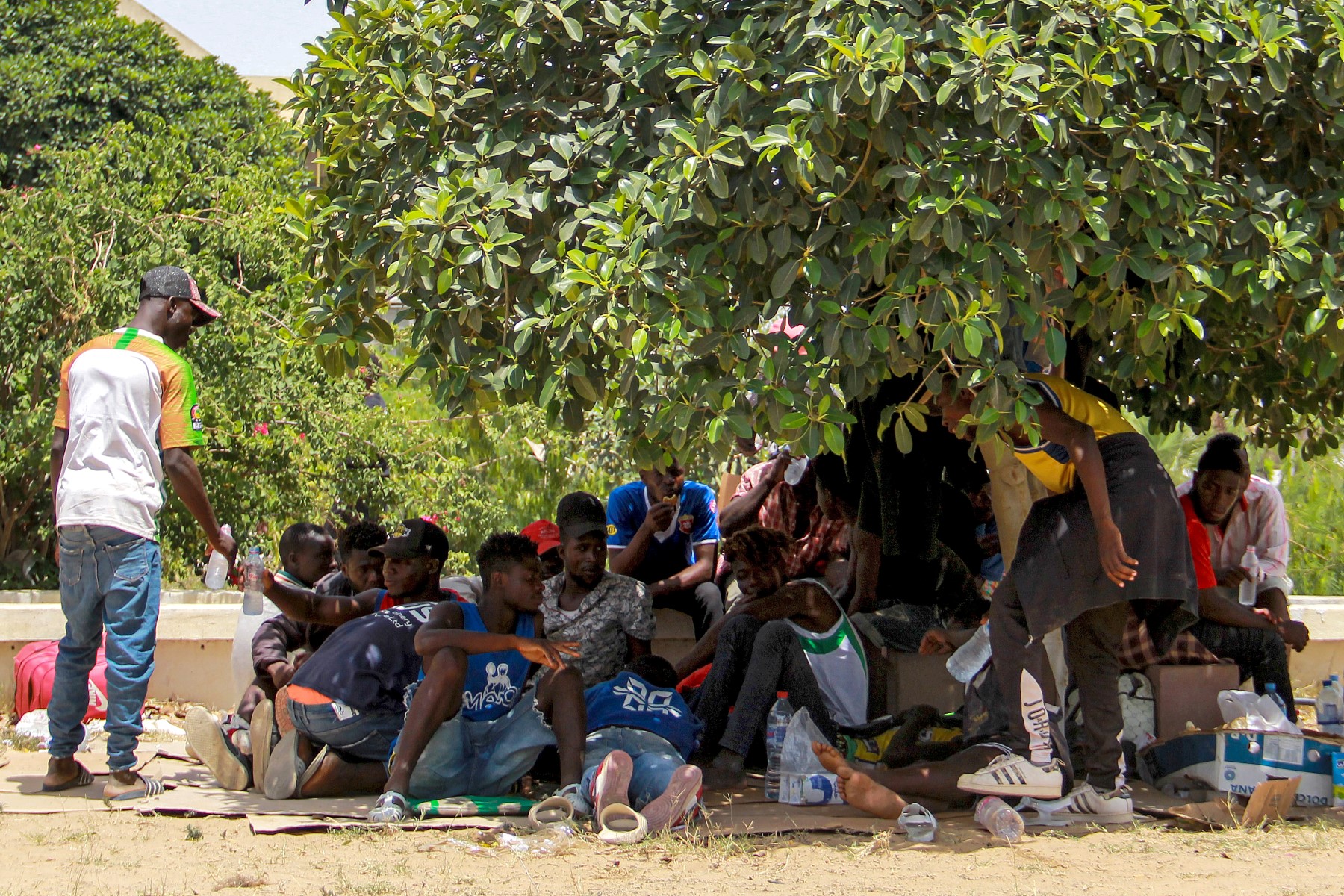 HRW appelle la Tunisie à mettre fin aux expulsions de migrants vers le désert