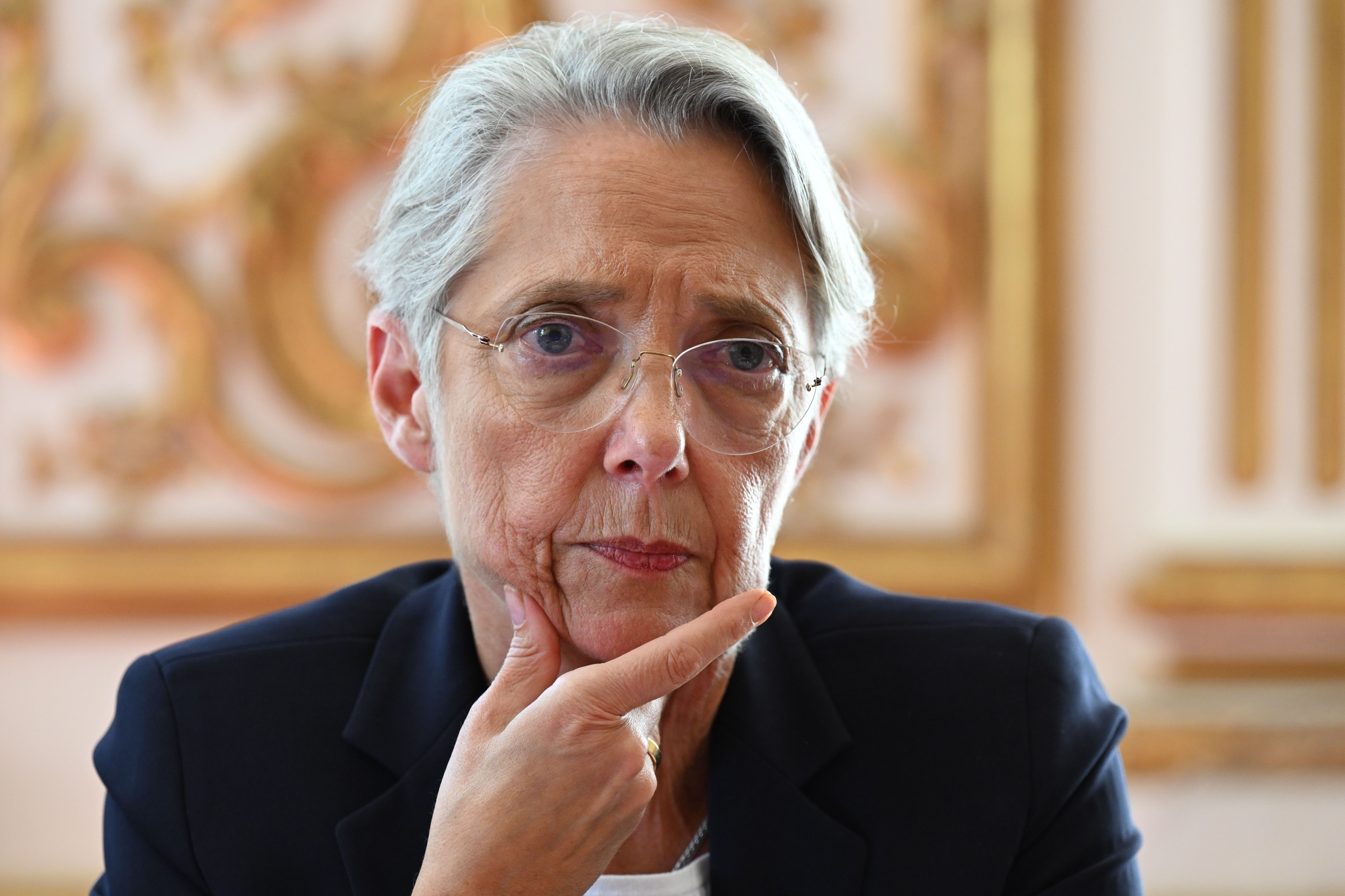 Borne s'accroche à Matignon et se projette