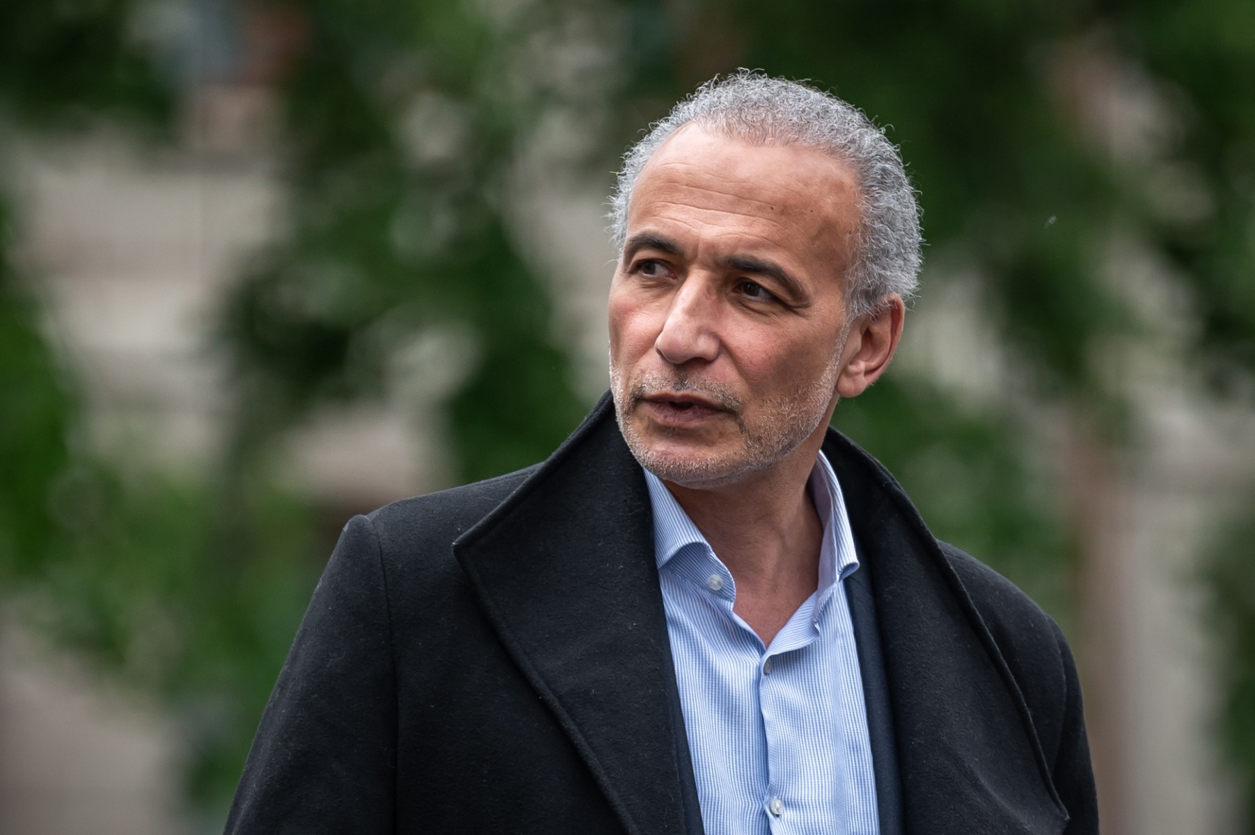 L'islamologue suisse Tariq Ramadan quitte le palais de justice de Genève le 24 mai 2023, après avoir été acquitté à l'issue de son procès pour "viol et contrainte sexuelle" dans une affaire remontant à 15 ans. (Photo Fabrice Coffrini / AFP)