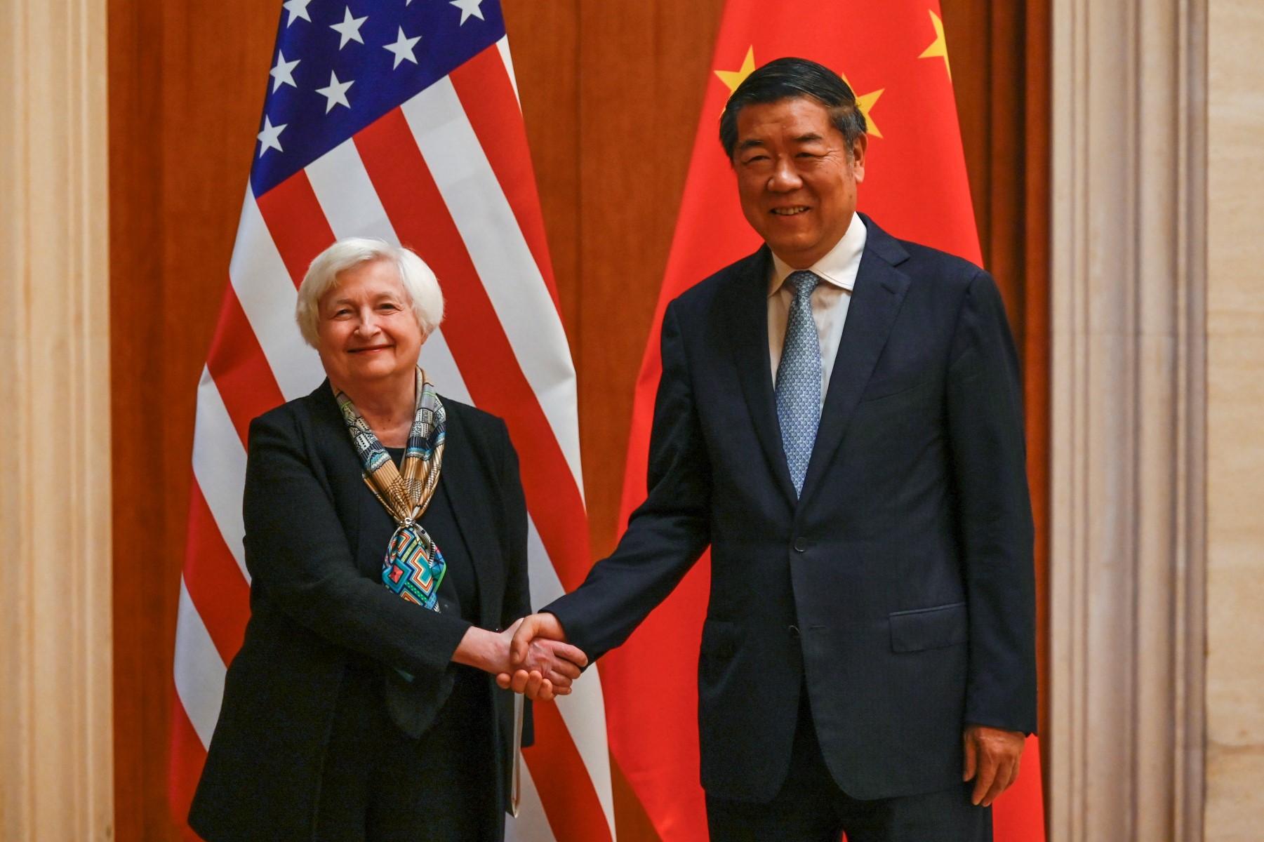 La secrétaire au Trésor américain Janet Yellen serre la main du vice-Premier ministre chinois He Lifeng lors d'une réunion à la Maison d'hôtes d'État Diaoyutai à Pékin, le 8 juillet 2023. (Photo Pedro Pardo / Pool / AFP)