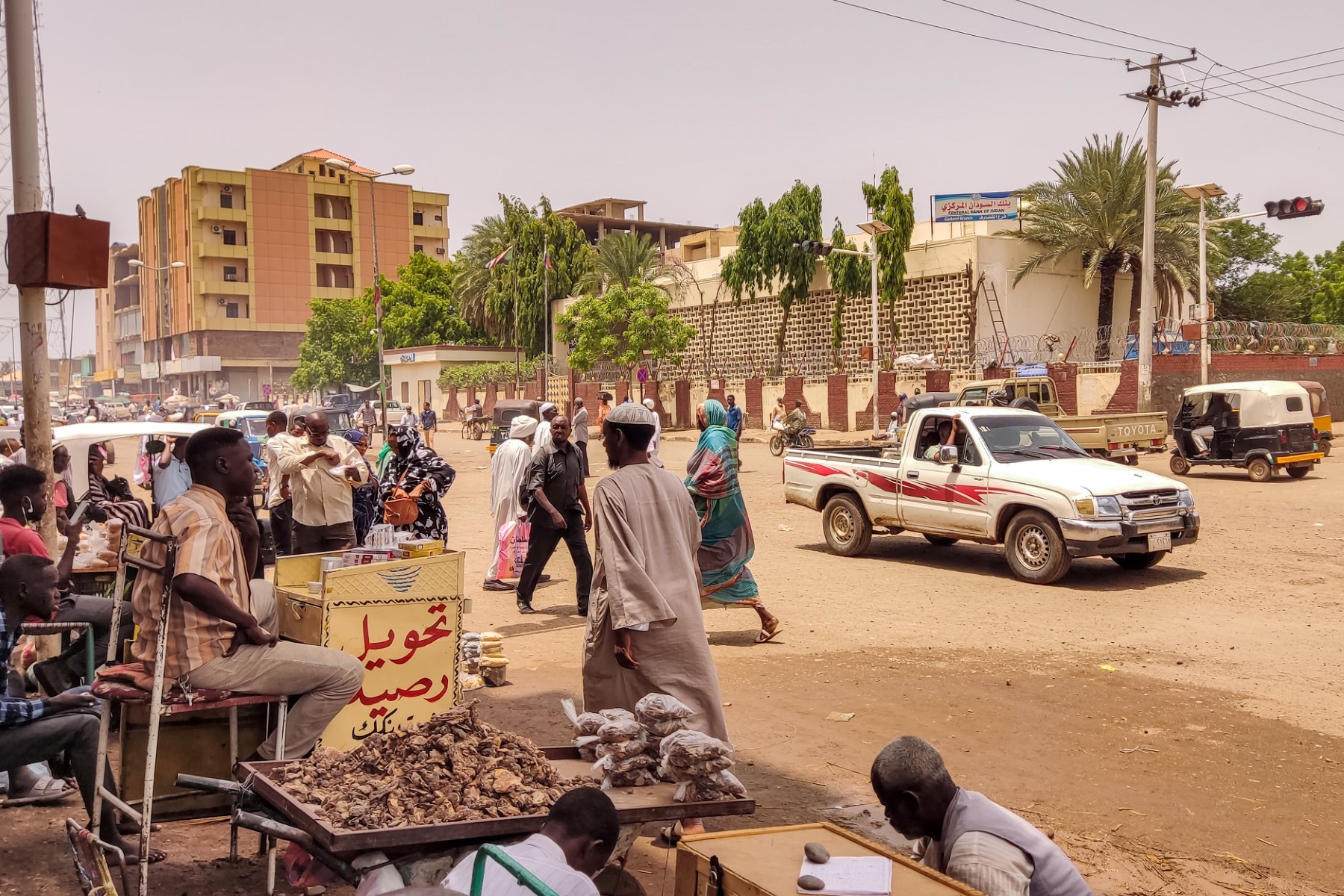 Au Soudan en guerre, les fonctionnaires sans salaire en lutte pour leur survie