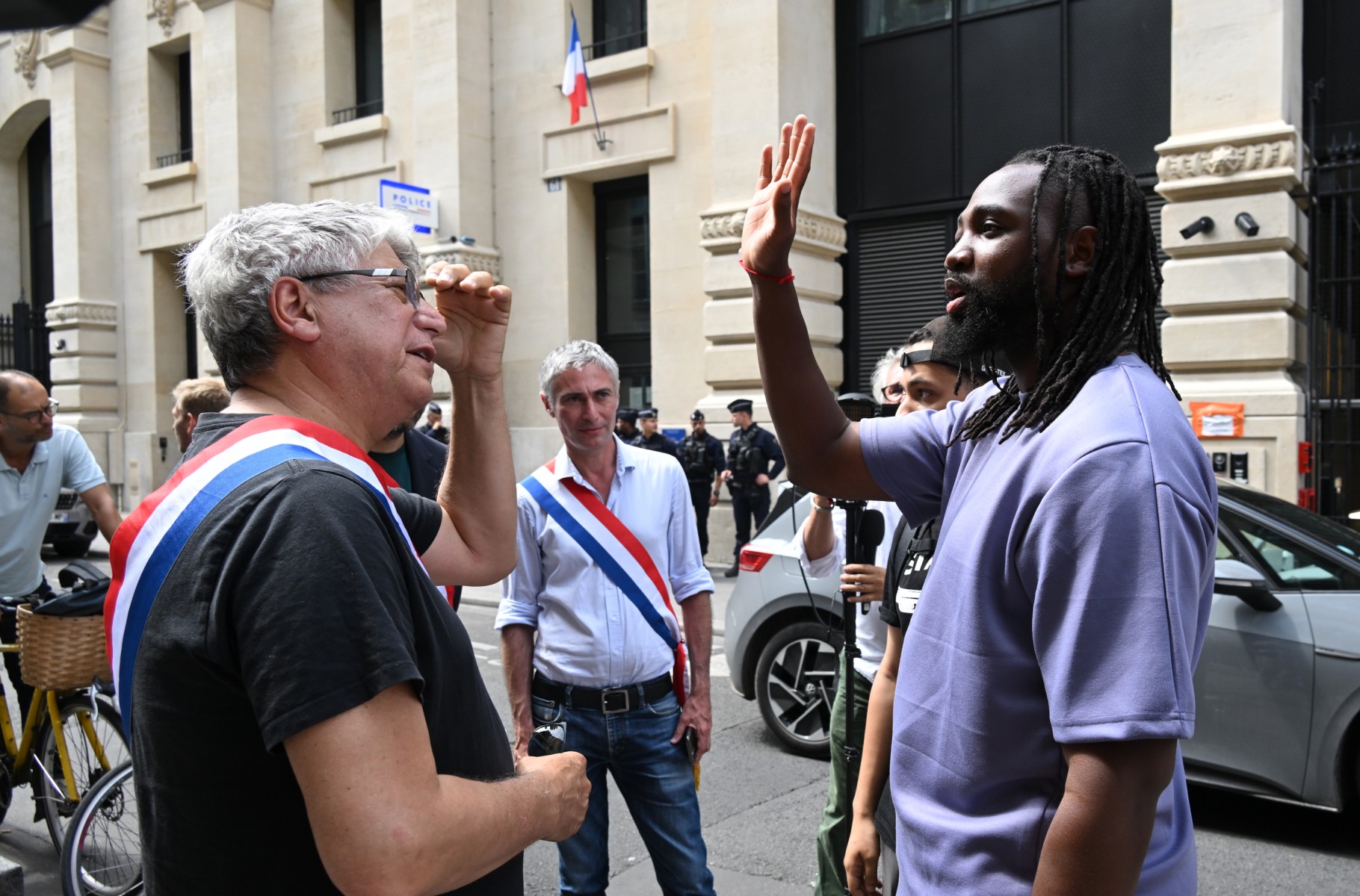 Rassemblement Traoré : la majorité à l'Assemblée demande des sanctions contre les députés présents