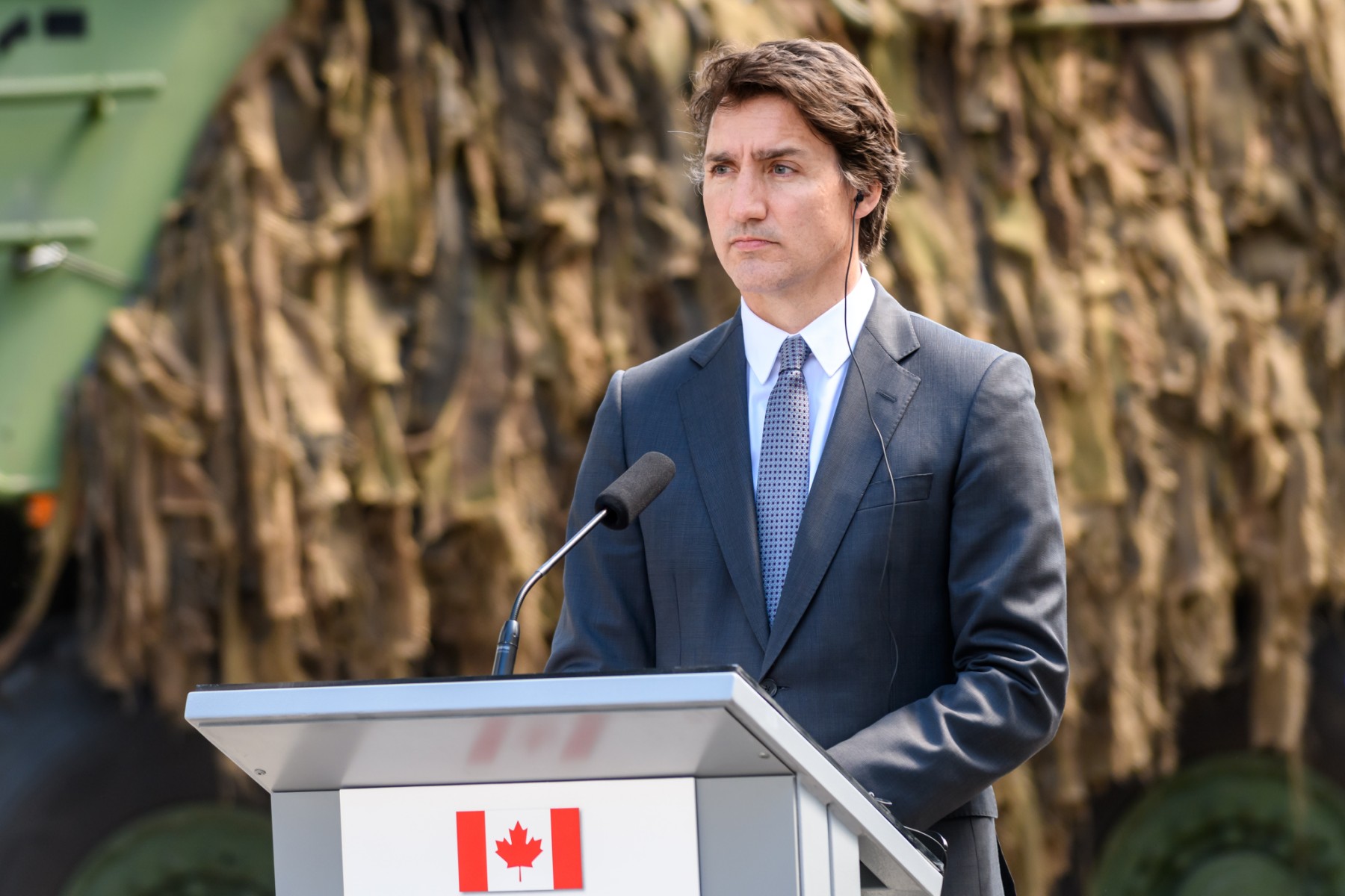 Le Premier ministre canadien Justin Trudeau donne une conférence de presse conjointe avec le Premier ministre letton (absent de la photo) sur la base militaire d'Adazi à Riga, en Lettonie, où ils ont visité le groupement tactique multinational de la Présence avancée renforcée de l'OTAN, dirigé par le Canada, le 10 juillet 2023. (Photo Gints Ivuskans / AFP)