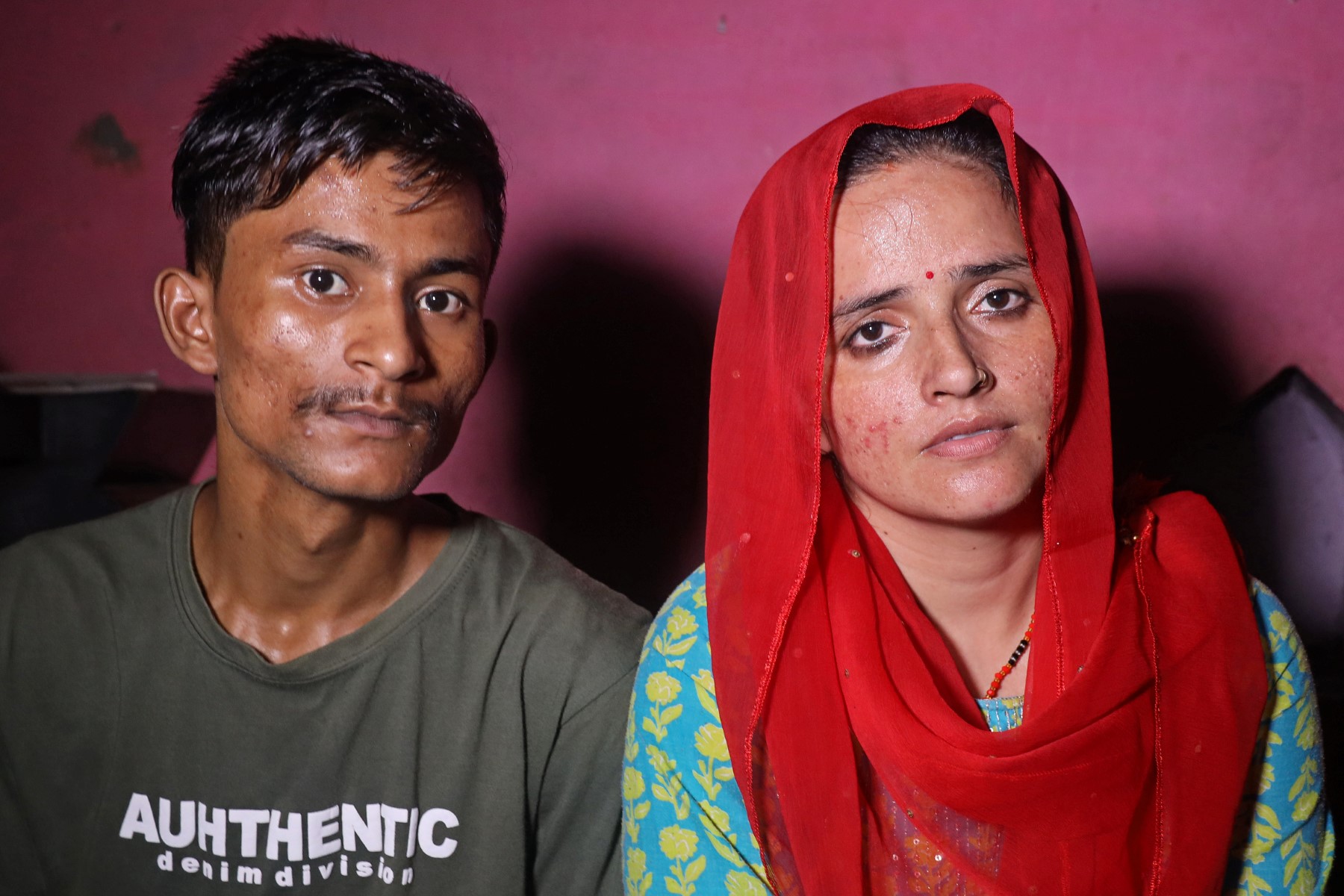 Sur cette photo prise le 10 juillet 2023, Sachin Meena (à gauche) et Seema Haider accordent une interview à l'AFP dans leur résidence du village de Rabupura, à environ 90 km de New Delhi. (Photo Shubham KOUL / AFP)