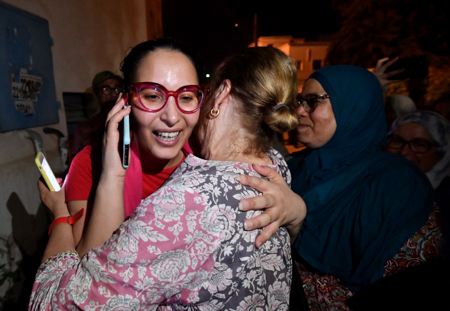 Chaima Issa, journaliste, défenseur des droits de l'homme et membre de la principale coalition d'opposition (FSN), accueillie par sa famille et ses partisans lors de sa libération de la prison de Manouba, près de Tunis, le 13 juillet 2023. (Photo FETHI BELAID / AFP)