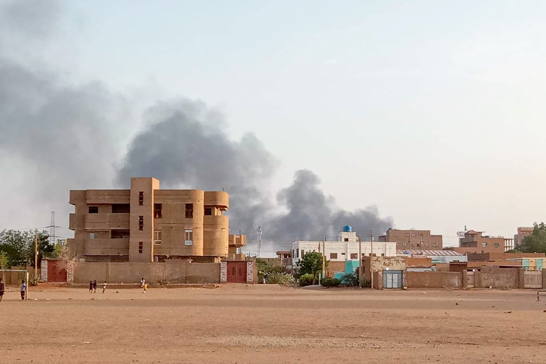 Guerre au Soudan: frappes aériennes à Khartoum et combats au Darfour