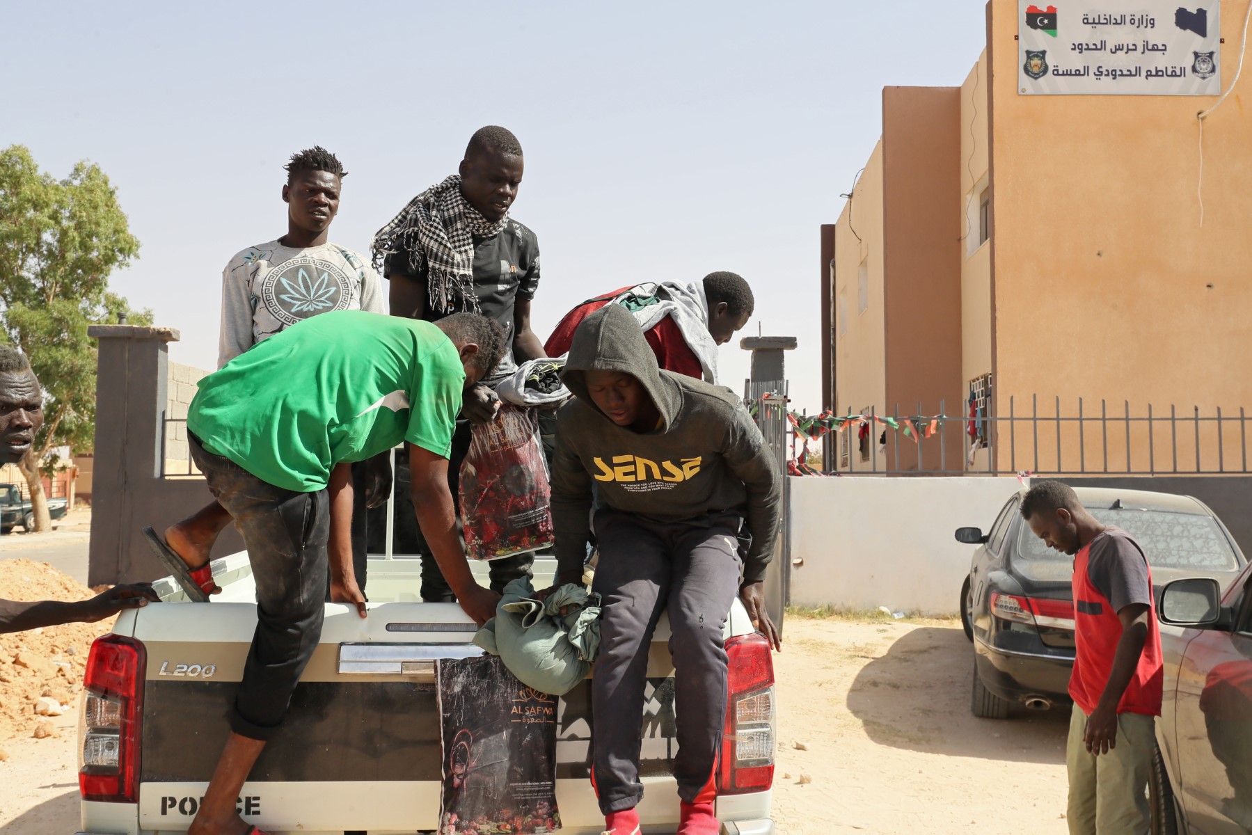 Libye: Des migrants secourus en plein désert à la frontière avec la Tunisie
