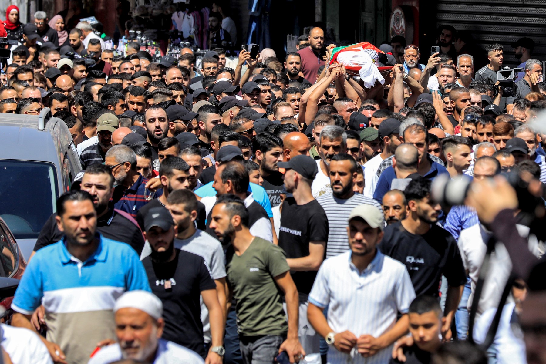 Une foule en deuil accompagne le corps du Palestinien Bader al-Masri, qui a été tué alors que l'armée israélienne sécurisait "l'entrée coordonnée des civils israéliens à la Tombe de Joseph", dans la ville de Naplouse, dans le nord de la Cisjordanie occupée, le 20 juillet 2023. (Photo Zain JAAFAR / AFP)