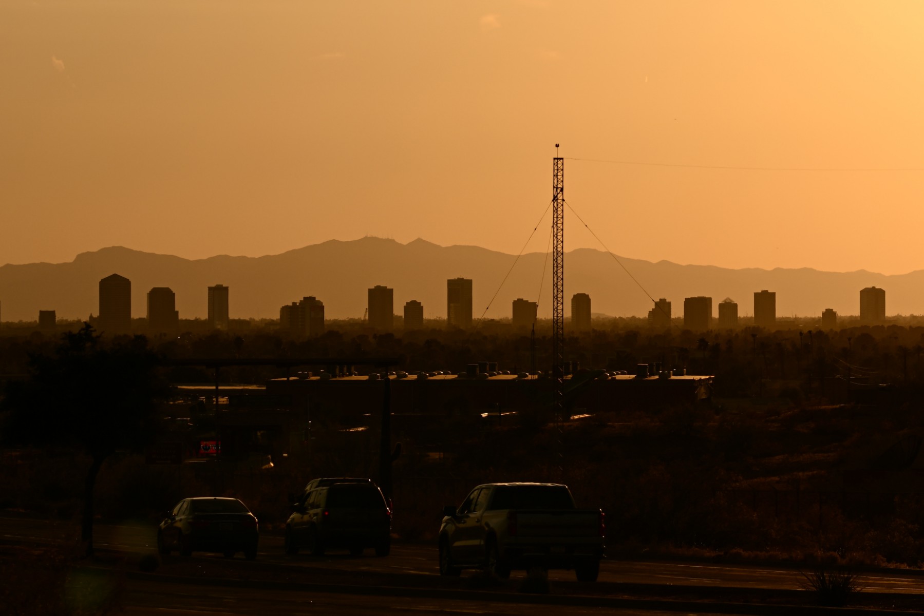 En Arizona, Phoenix, la capitale de l'État, a enregistré sa 17e journée consécutive à plus de 109 degrés Fahrenheit (43 degrés Celsius), avec des températures atteignant 113 F (45 C) dimanche après-midi. (Photo de Patrick T. Fallon / AFP)