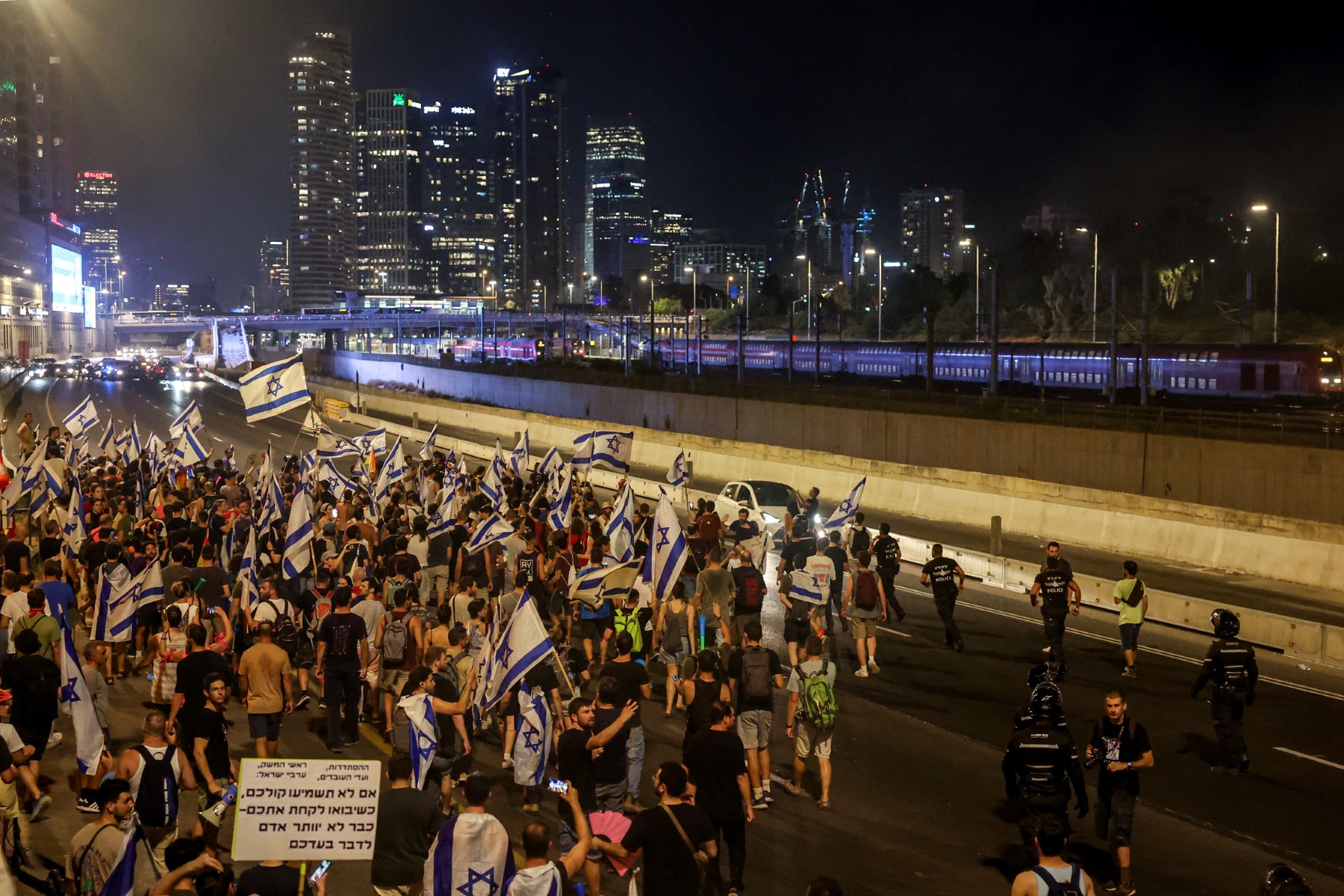 Des Israéliens marchent de Tel-Aviv à Jérusalem pour protester contre la réforme judiciaire