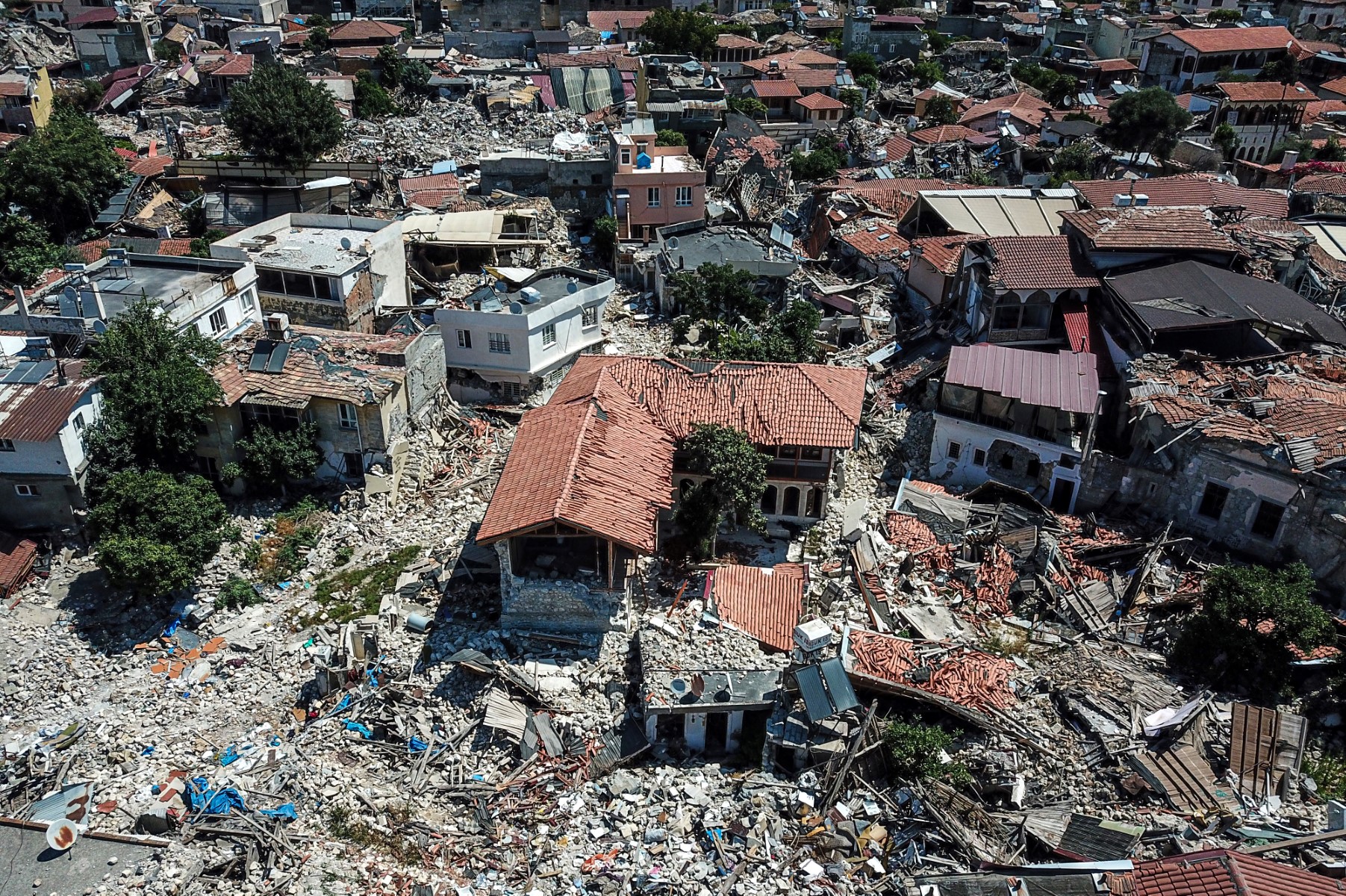 Cette photographie aérienne prise le 11 juillet 2023 montre des bâtiments historiques endommagés dans la partie ancienne d'Antakya à Hatay. (Photo Ozan Kose / AFP)