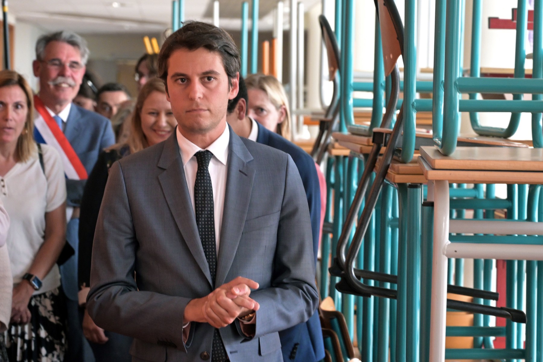 Pour son 1er déplacement, Attal se rend dans une école détruite lors des émeutes