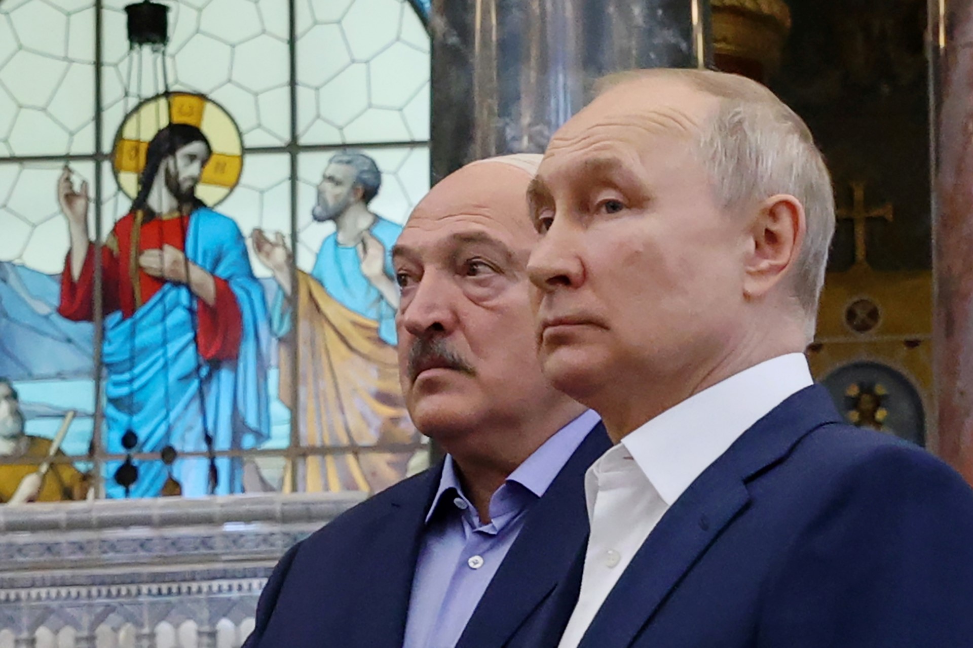 Le président russe Vladimir Poutine (à droite) et le président biélorusse Alexandre Loukachenko (à gauche) visitent la cathédrale navale de Saint-Nicolas à Kronstadt, sur l'île de Kotlin, à l'extérieur de Saint-Pétersbourg, le 23 juillet 2023. (Photo par Alexandr Demyanchuk / SPUTNIK / AFP)
