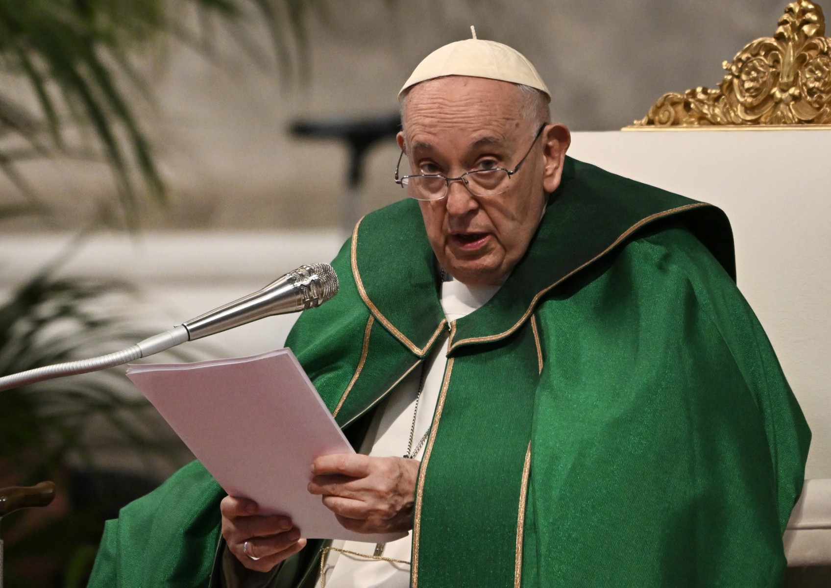 Le pape François s'exprime lors d'une messe célébrant la Journée mondiale des grands-parents et des personnes âgées dans la basilique Saint-Pierre au Vatican, le 23 juillet 2023. (Photo de Tiziana FABI / AFP)