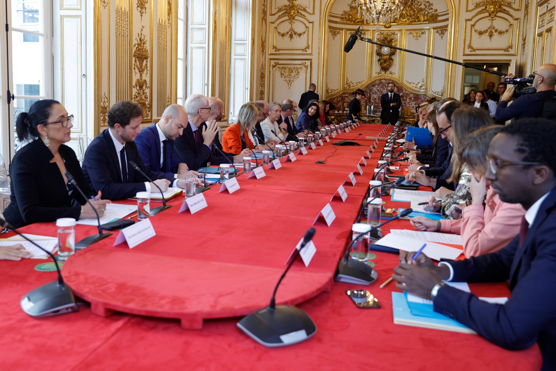 Borne réunit son nouveau gouvernement sur « les crises de l’été » et « la rentrée »
