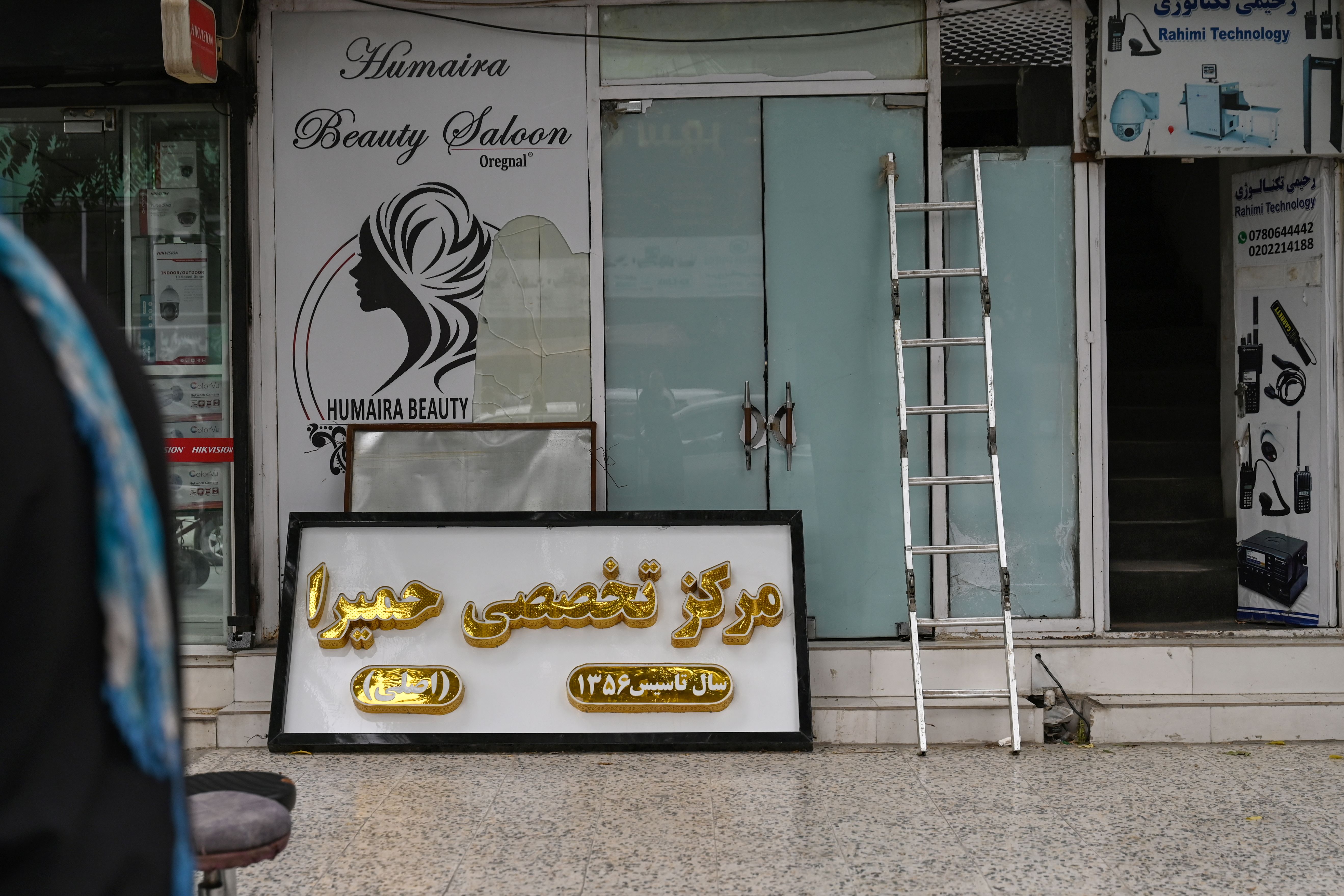 Afghanistan: des milliers de salons de beauté ferment à la date butoir imposée par les talibans