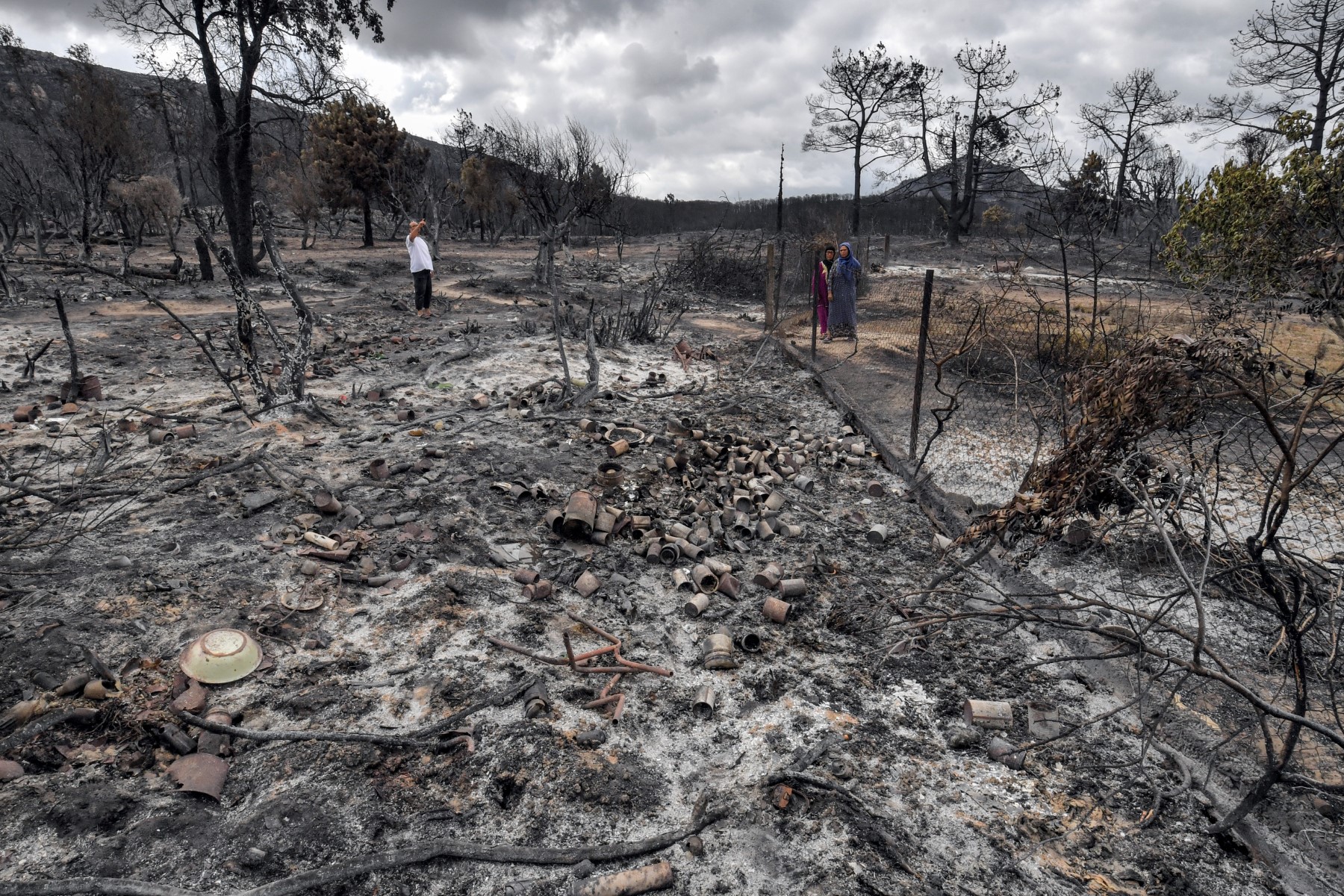 Algérie: Les familles enterrent leurs proches après les incendies meurtriers