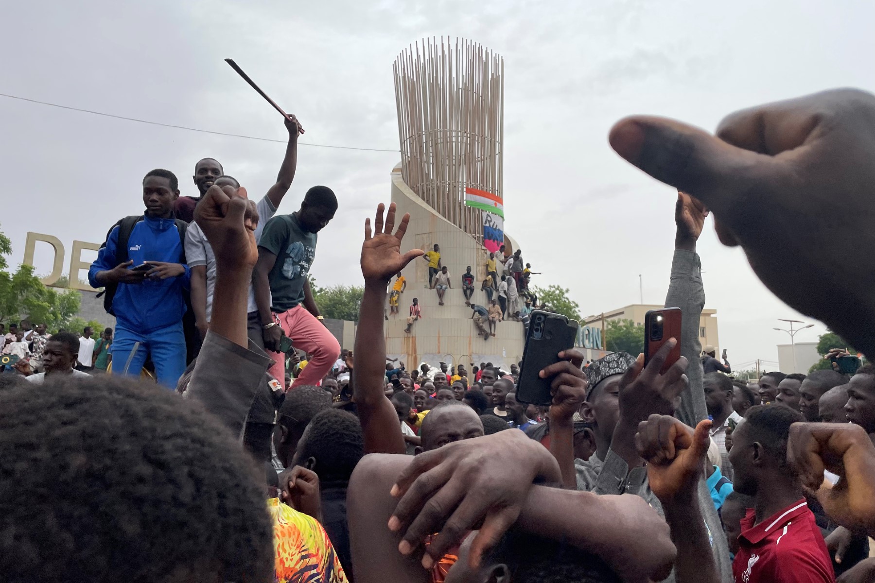 Niger: L'armée soutient les putschistes qui séquestrent le président Bazoum