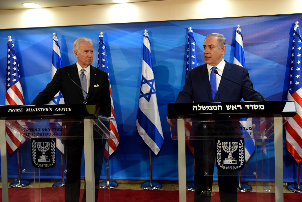 Le président américain Joe Biden (à gauche), alors vice-président, écoute le Premier ministre israélien Benjamin Netanyahu lors d'une déclaration commune dans le bureau du Premier ministre à Jérusalem, le 9 mars 2016. (Photo Debbie Hill / Pool / AFP)