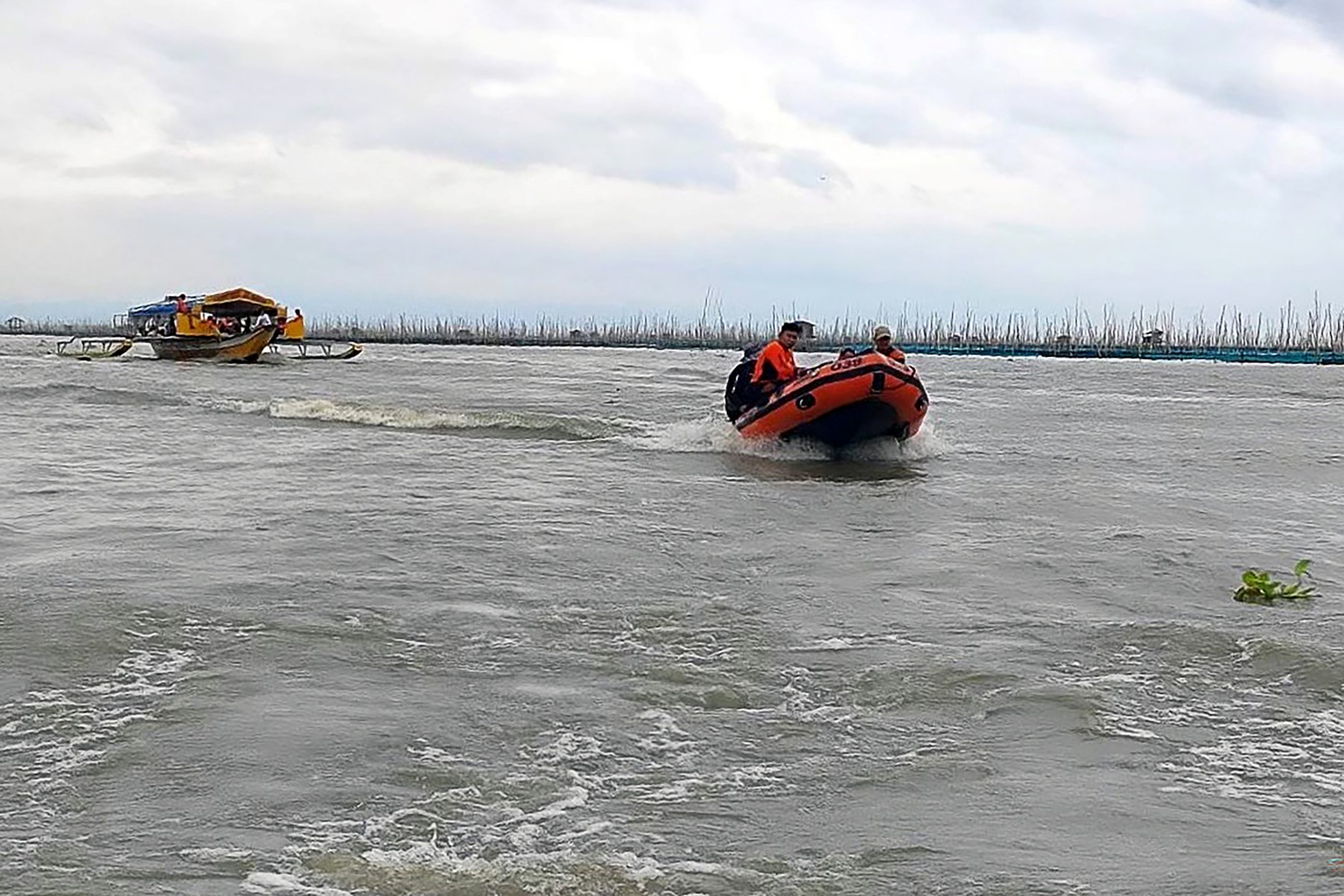 Philippines: un bateau chavire sur un lac, 26 morts, six disparus