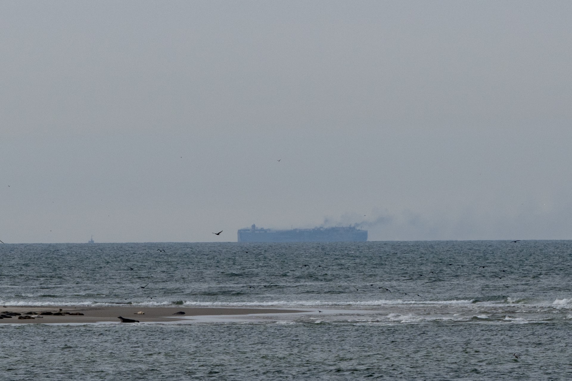 Cargo en feu au large des Pays-Bas: début du remorquage attendu samedi