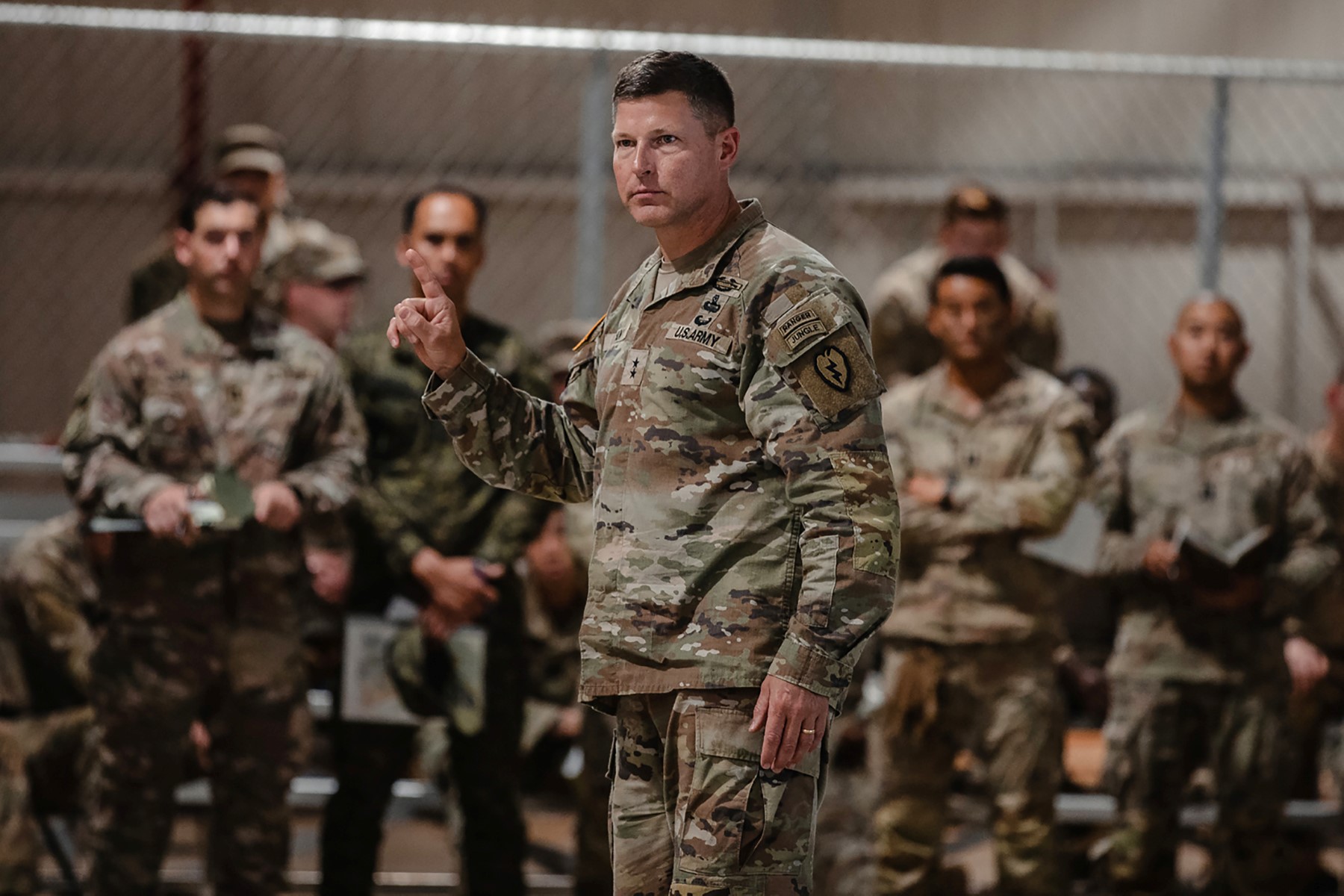 Cette photo non datée de l'armée américaine, reçue le 30 juillet 2023, montre le général de division Joseph Ryan, commandant la 25e division d'infanterie à Schofield Barracks, Hawaï, s'adressant à ses troupes dans un lieu non divulgué. (Photo fournie / US ARMY / AFP)