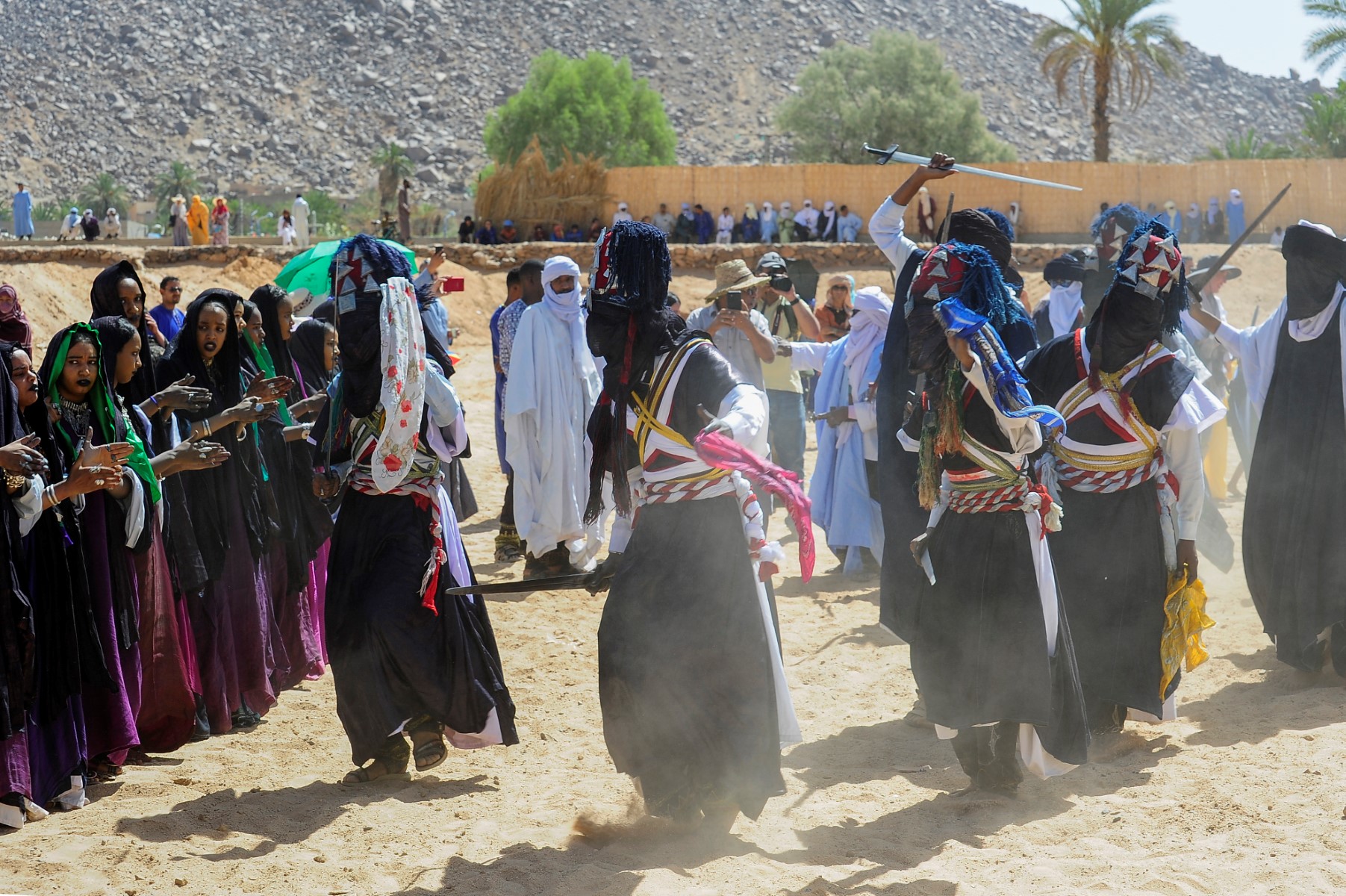 Algérie: danses et chants ancestraux pour le festival touareg de Sebeiba