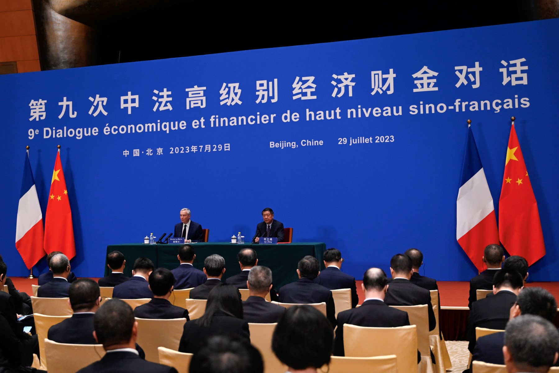 Le vice-Premier ministre chinois He Lifeng (à droite) et le ministre français de l'Économie et des Finances Bruno Le Maire assistent au 9e dialogue économique et financier de haut niveau entre la Chine et la France à la Maison d'hôtes de l'État Diaoyutai à Pékin, le 29 juillet 2023. (Photo Pedro PARDO / AFP)