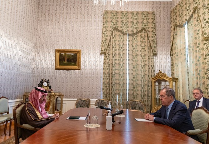 Le ministre saoudien des Affaires étrangères, le prince Faisal ben Farhane, rencontre son homologue russe Sergey Lavrov à Moscou lundi. (SPA)