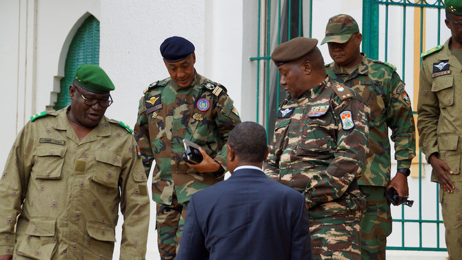 Niger: la France suspend ses aides, l'Union africaine fixe un ultimatum aux putschistes