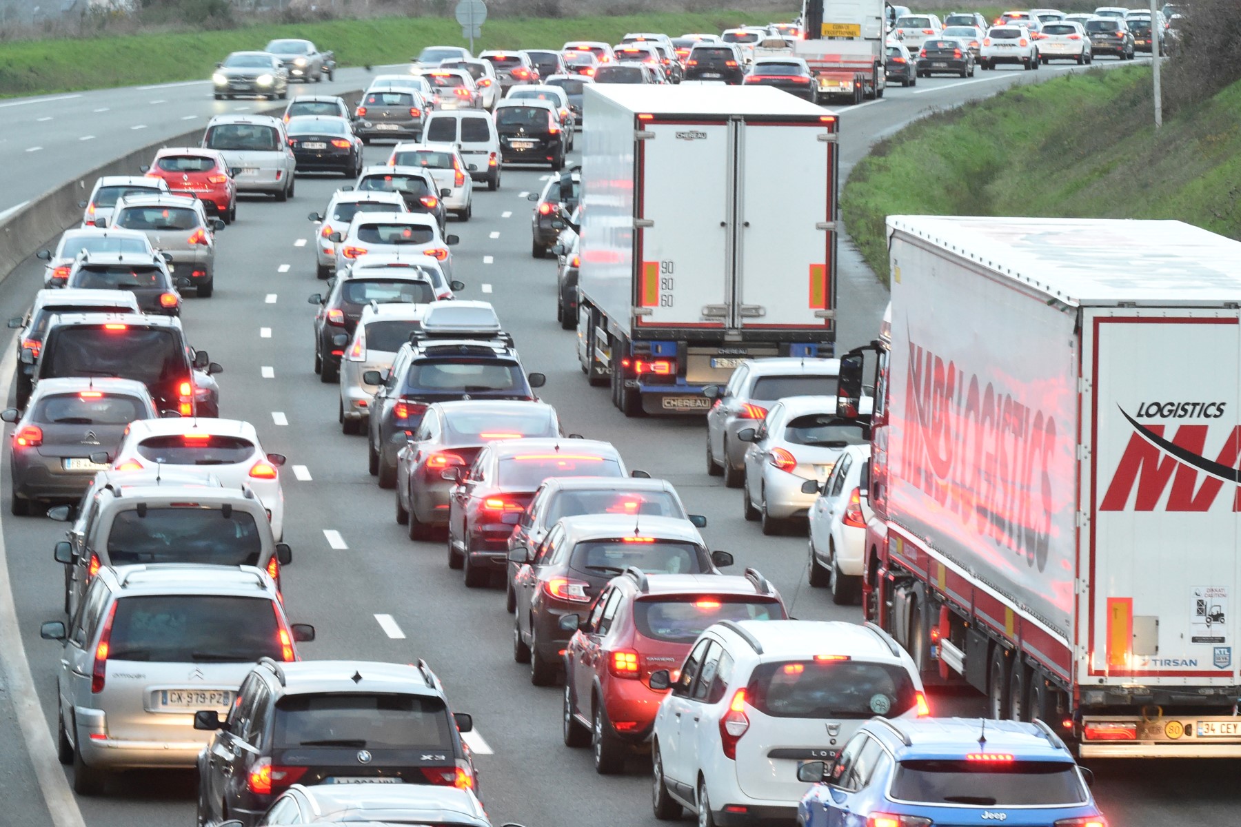Départs en vacances: plus de 980 km de bouchons cumulés sur les routes