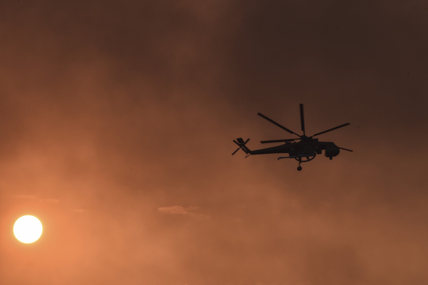 Un hélicoptère de lutte contre les incendies combat un feu de forêt près de la capitale grecque Athènes, pendant la canicule qui sévit dans l'est de la Méditerranée, le 3 août 2021. (Photo Louisa Gouliamaki / AFP)