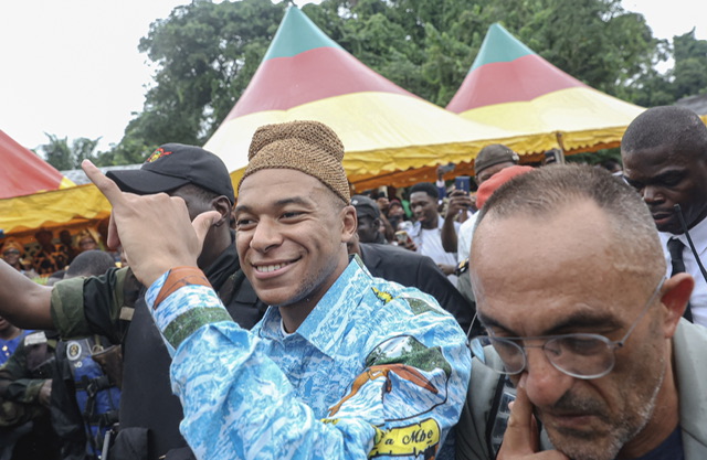 Cameroun: Mbappé visite le village de son père et une école qu'il fait rénover