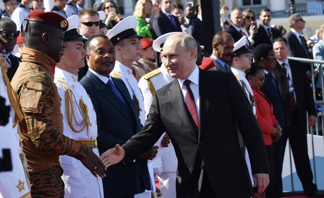 Poutine et plusieurs dirigeants africains assistent à une parade navale à Saint-Pétersbourg