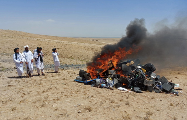 Afghanistan: Les talibans brûlent des instruments de musique jugés «immoraux»