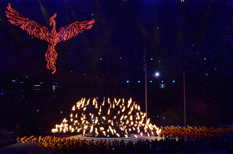 La flamme olympique brûle lors de la cérémonie de clôture des Jeux olympiques de Londres 2012 au stade olympique de Londres le 12 août 2012. (Photo Carl De Souza / AFP)