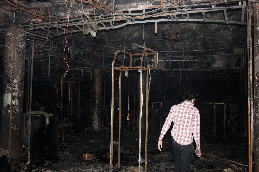 Un officier de police cambodgien marche à l'intérieur d'une boîte de nuit incendiée dans la province de Siem Reap le 18 novembre 2014. (Photo, AFP)