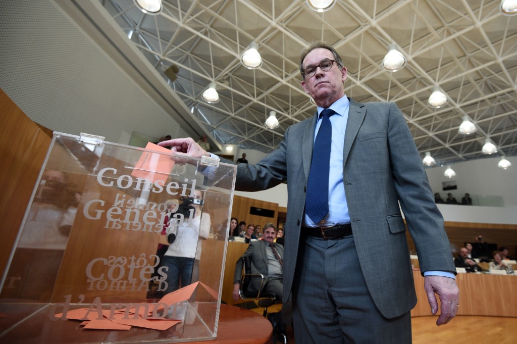 Le conseiller départemental Alain Cadec (UMP) dépose son bulletin de vote pour l'élection du président du conseil départemental des Côtes-d'Armor, le 2 avril 2015 à Saint-Brieuc, dans l'ouest de la France. (Photo Damien Meyer / AFP)