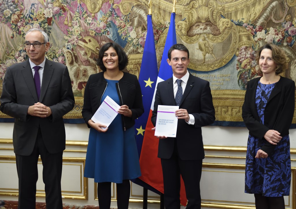 L'ancien Premier ministre français Manuel Valls (2e à droite) et la ministre française du Travail Myriam El Khomri (2e à gauche) présentent un rapport sur le Compte Personnel d'Activité (CPA) aux côtés du commissaire général du think tank France Strategie Jean Pisani-Ferry (à gauche), et de la commissaire générale adjointe de France Strategie, Selma Mahfouz (à droite), le 9 octobre 2015 à Paris. (Photo Eric Feferberg / AFP)