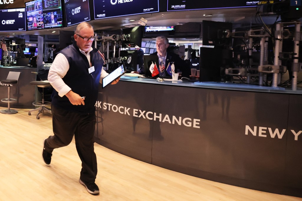 Traders au New York Stock Exchange pendant les échanges matinaux le 06 juillet 2023 à New York City. (Michael M. Santiago/Getty Images/AFP)