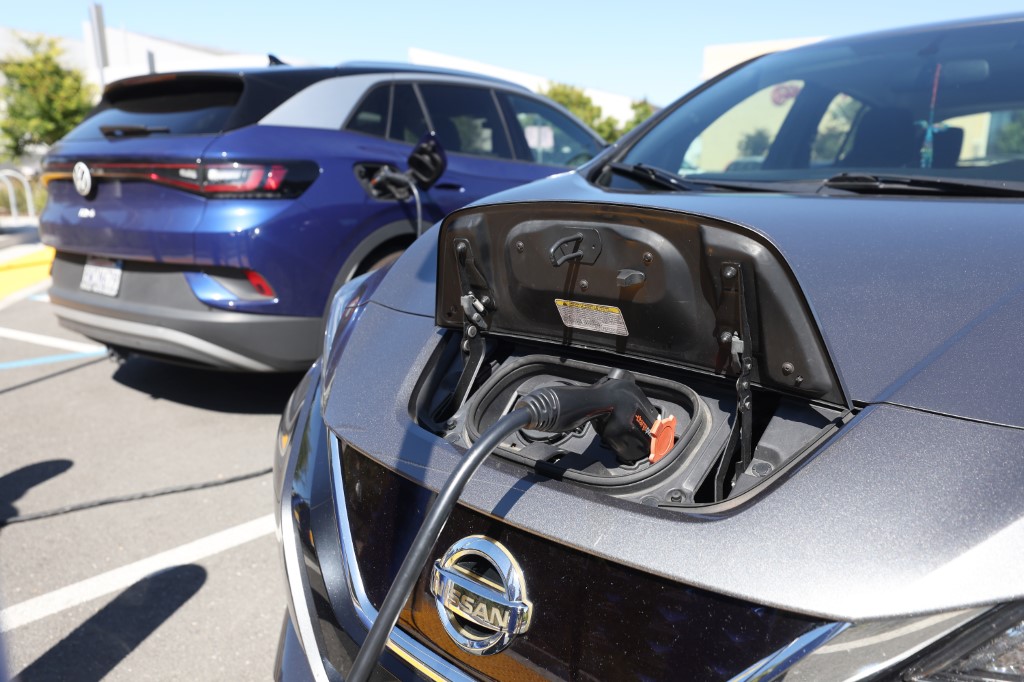 Des voitures électriques Nissan et Volkswagen sont garées à une station de recharge Charge Point EV le 28 juillet 2023 à Corte Madera, en Californie. (Justin Sullivan/Getty Images/AFP)