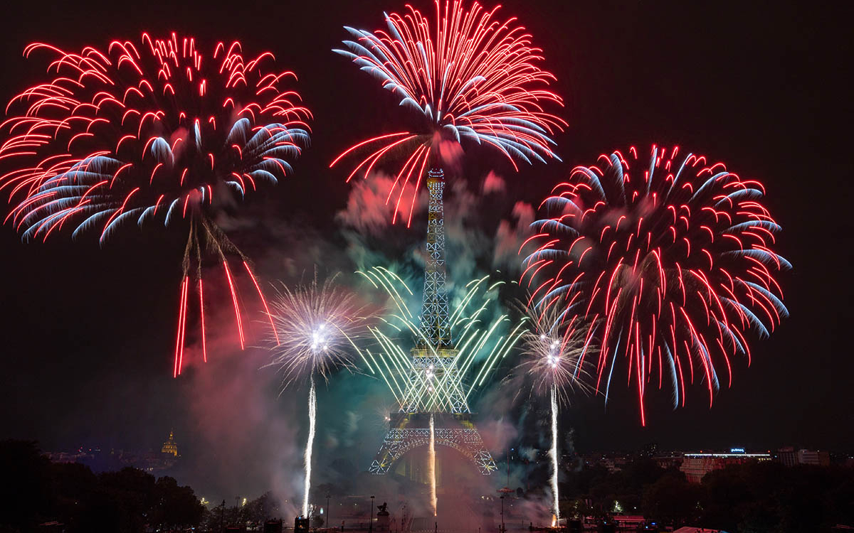 Le 14 juillet, le Champ-de-Mars accueille les traditionnels feu d'artifice et concert symphonique