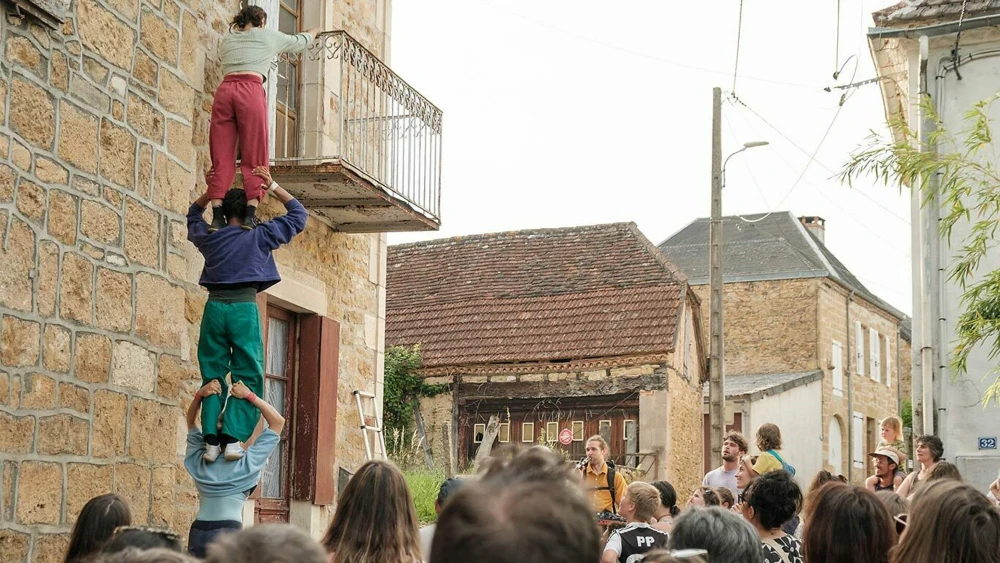 Une performance acrobatique entre danse, cirque et parkour à Paris