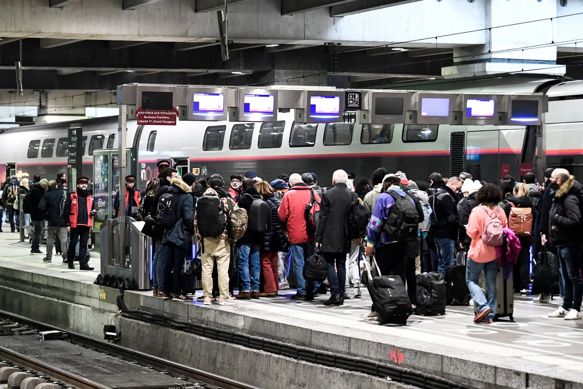 Une panne due à la foudre perturbe les départs en vacances gare Montparnasse