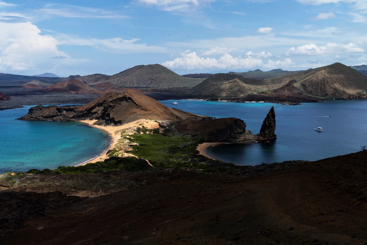 Vue aérienne de l'île de Bartolome, qui fait partie des îles Galápagos, en Équateur, le 15 avril 2023. (Photo de Carlos Espinosa / AFP)
