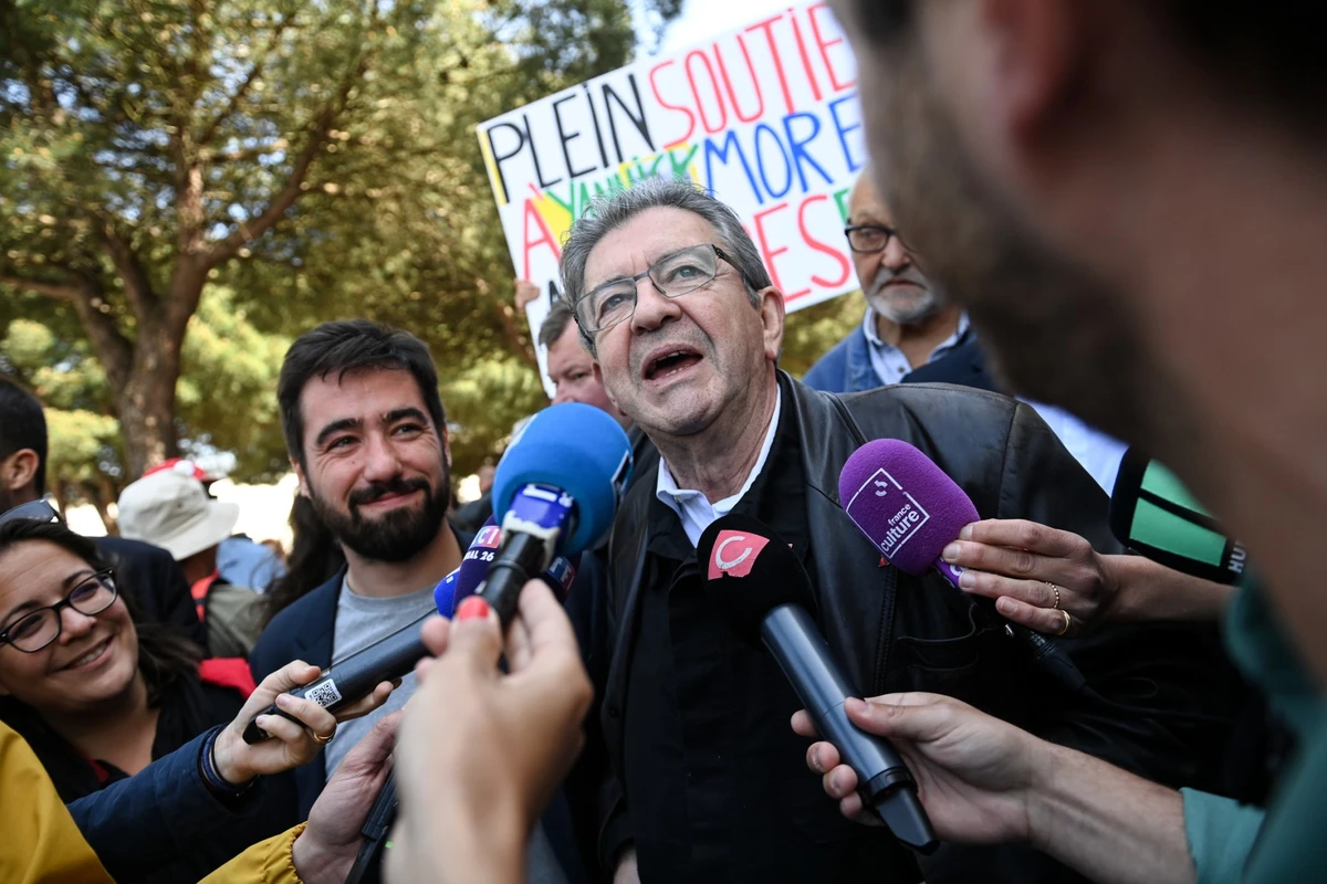 L'ancien dirigeant du parti de gauche "La France Insoumise" (LFI) Jean-Luc Melenchon parle aux journalistes avant une marche de soutien à l'ancien maire de Saint-Brevin Yannick Morez, qui a démissionné après avoir été visé par des projets concernant un centre de demandeurs d'asile, à Saint-Brevin-les-Pins, dans l'ouest de la France, le 24 mai 2023. (Photo Sebastien SALOM-GOMIS / AFP)