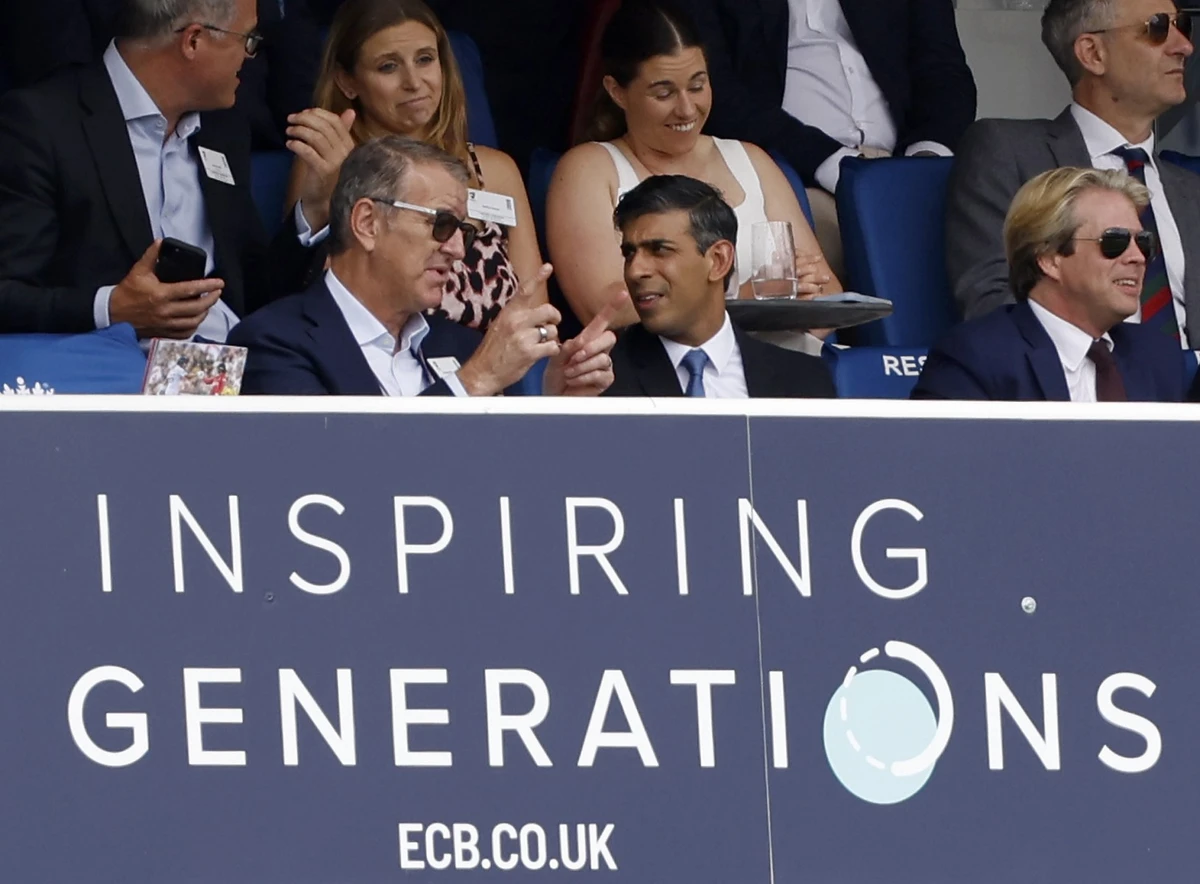 Le Premier ministre britannique Rishi Sunak (rangée avant au centre) regarde le quatrième jour du deuxième test de cricket Ashes entre l'Angleterre et l'Australie au Lord's cricket ground à Londres le 1er juillet 2023. (Photo par Ian Kington / AFP)