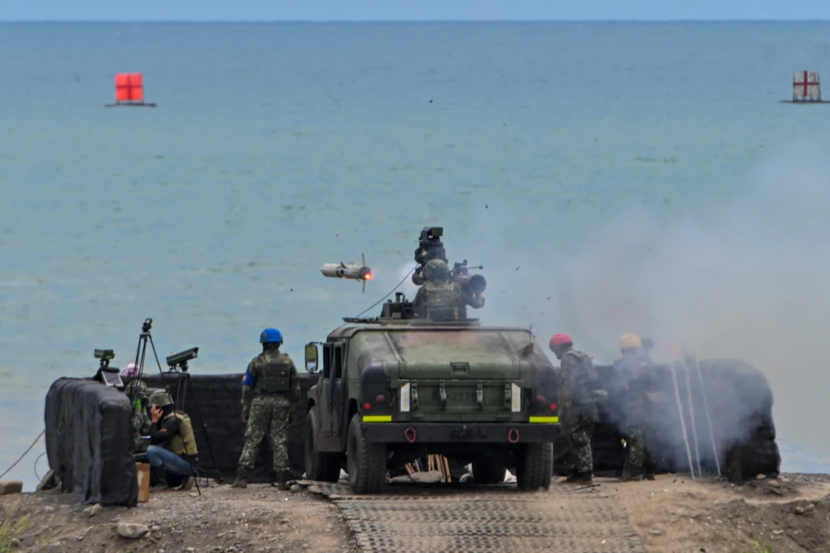 Un soldat lance un missile TOW A2 de fabrication américaine lors d'un exercice de tir réel dans le comté de Pingtung, à Taïwan, le 3 juillet 2023. (Photo par Sam Yeh / AFP)
