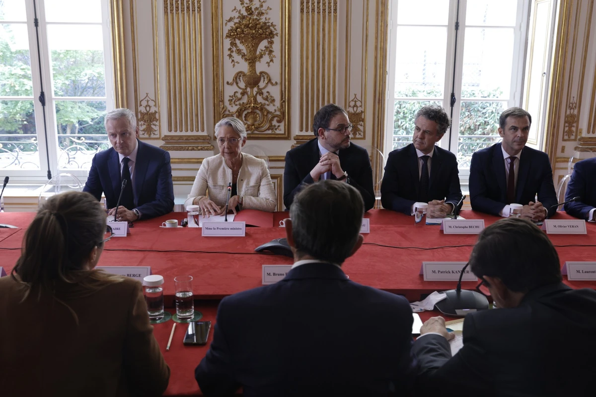 Après les émeutes, le remaniement de nouveau dans toutes les têtes