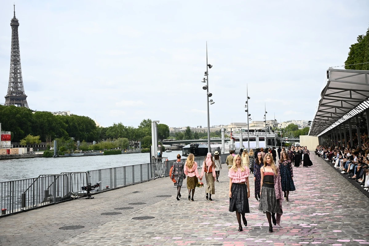 Haute couture: Balade sur les quais de Seine chez Chanel, salon feutré pour Armani